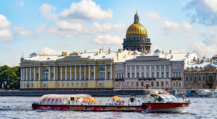 Сезон водных экскурсий Hop-on Hop-off прекращен в Санкт-Петербурге