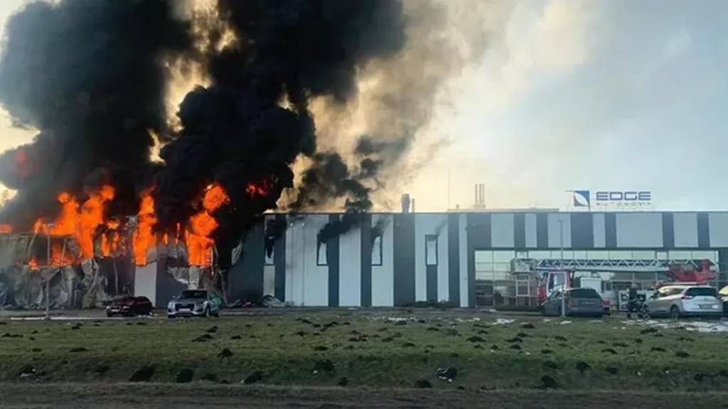 Завод по производству дронов. Пожар в здании. Здание горит. Взрыв здания.