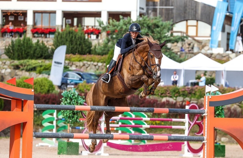 Спортсменка из Калининграда выиграла золото конного турнира в Ленинградской области
