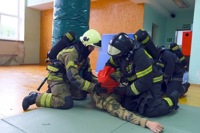 Пожарно-тактическое занятие провели сотрудники Росгвардии и МЧС в Калининграде