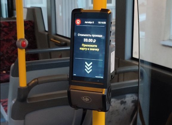 В городских автобусах Калининграда начали устанавливать новые терминалы оплаты