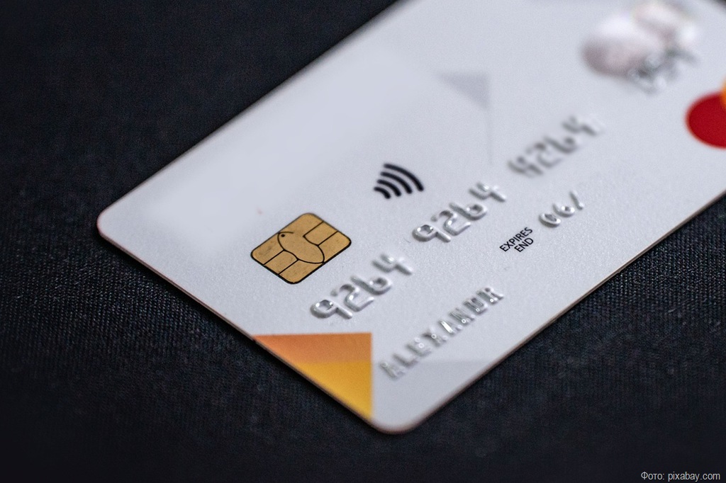 Выдачи кредитных карт в России сократились более чем на 50%