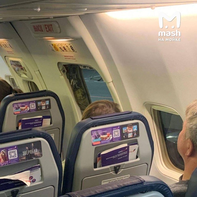 В Калининграде пассажирка самолёта открыла аварийный выход и была задержана