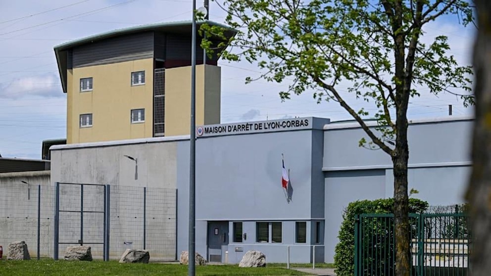 Во Франции произошел беспрецедентный побег из тюрьмы - заключенного вынесли в сумке