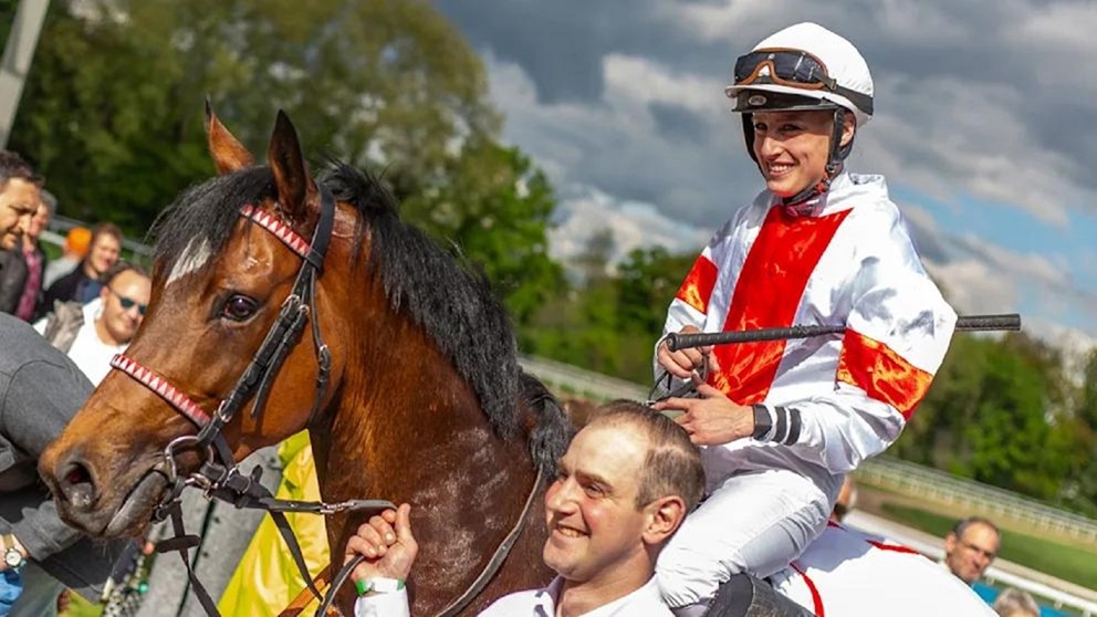 Скандал в мире конного спорта: жокейка объяснила появление кокаина в крови интимной связью