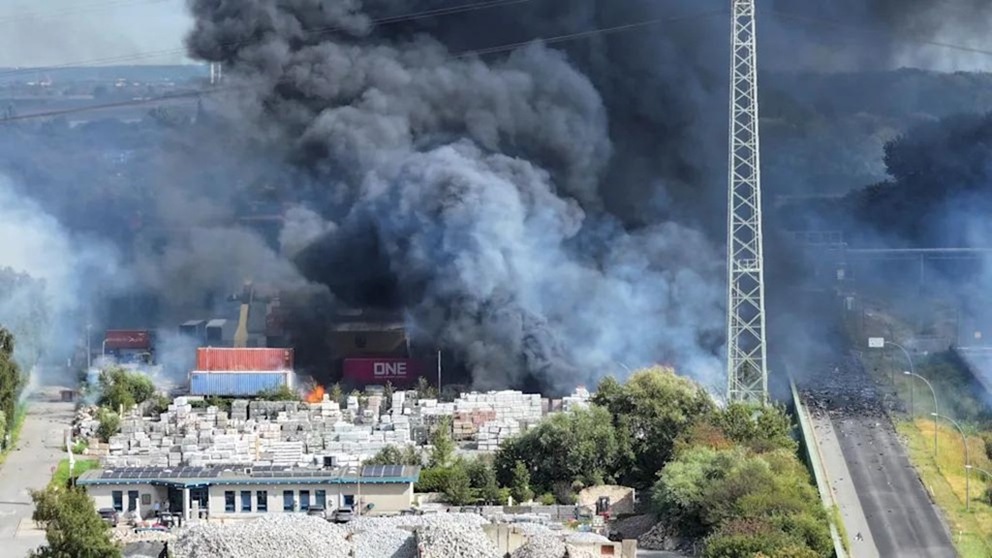 Крупный пожар в порту Гамбурга: очевидцы сообщают о взрывах