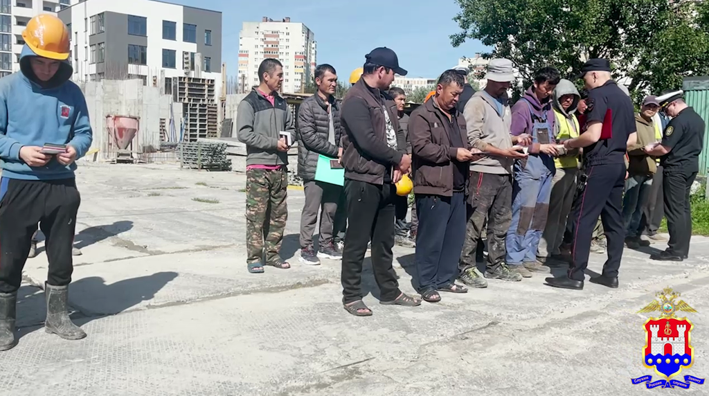 Массовая проверка мигрантов прошла в пригороде Санкт-Петербурга