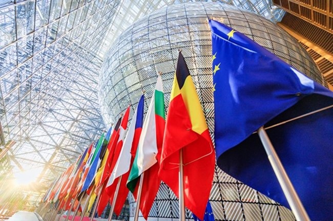 Евросоюз ввел новый пакет санкций против России Евросоюз ввел новый пакет санкций против России