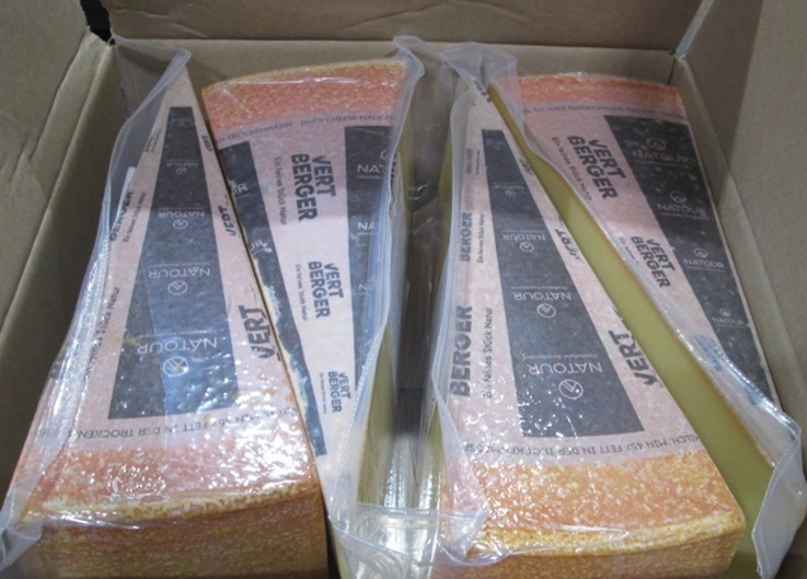 Россельхознадзор забраковал 10 тонн швейцарского сыра на границе с Латвией