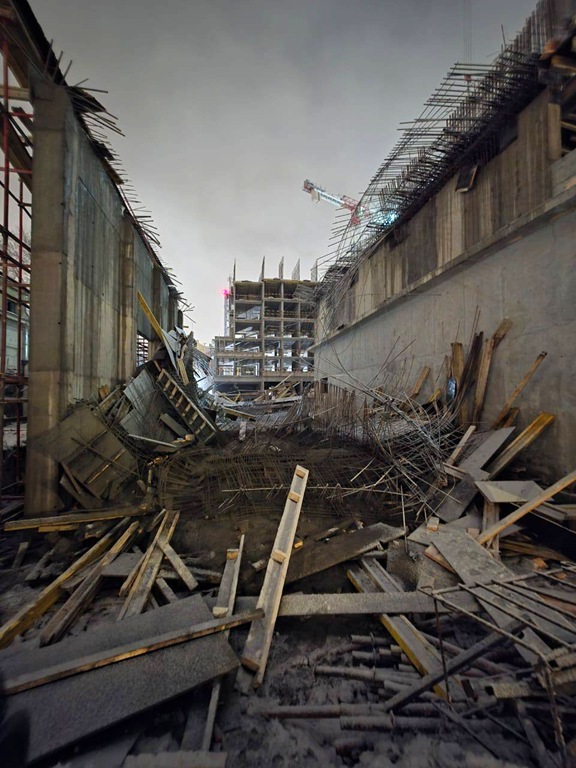 На стройке в Петербурге произошло обрушение конструкций, есть пострадавшие