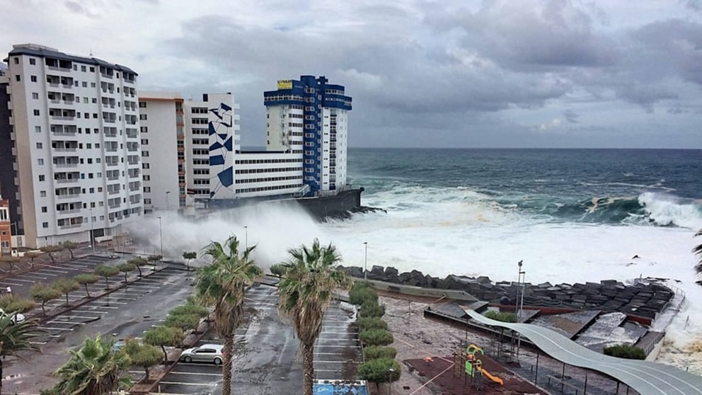 Трое туристов погибли на Тенерифе — их смыло гигантской волной