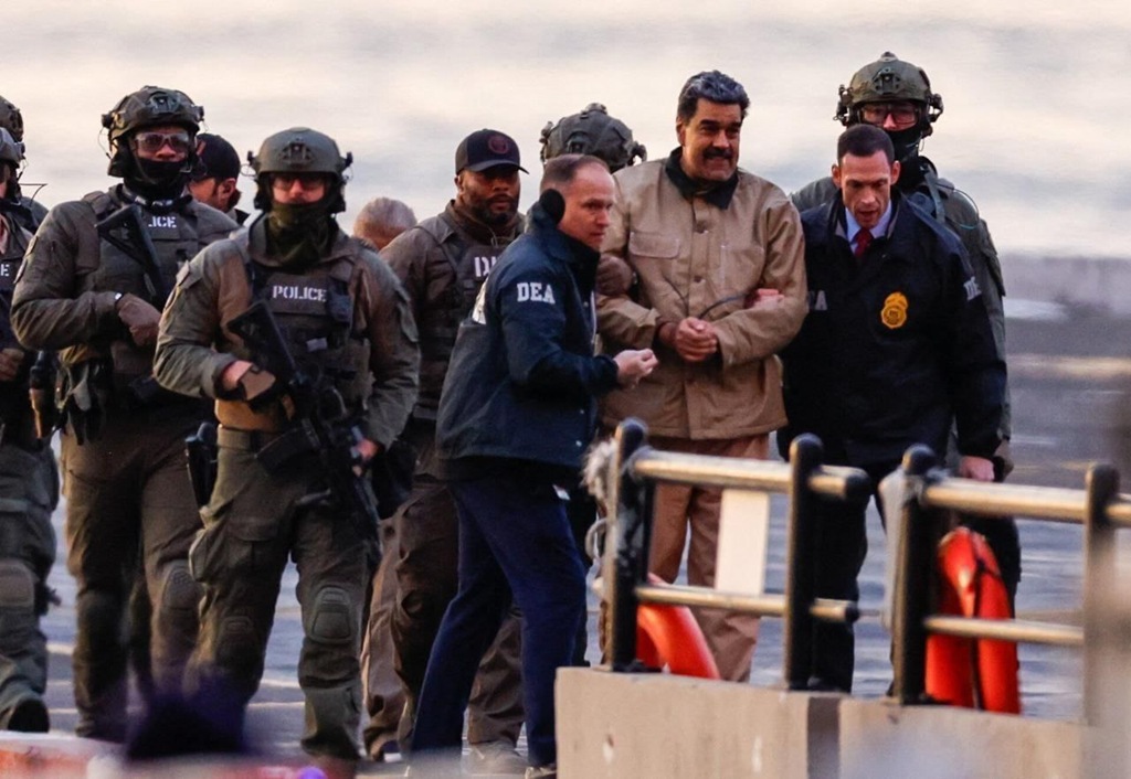 Мадуро назвал себя военнопленным на первом слушании в Нью-Йорке Мадуро назвал себя военнопленным на первом слушании в Нью-Йорке