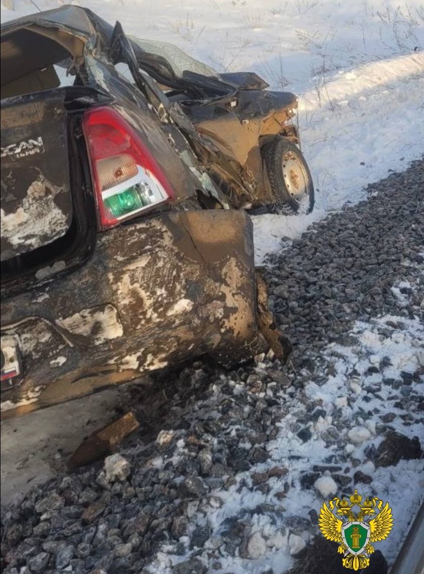 На железнодорожном переезде в Псковской области столкнулись автомобиль и грузовой поезд