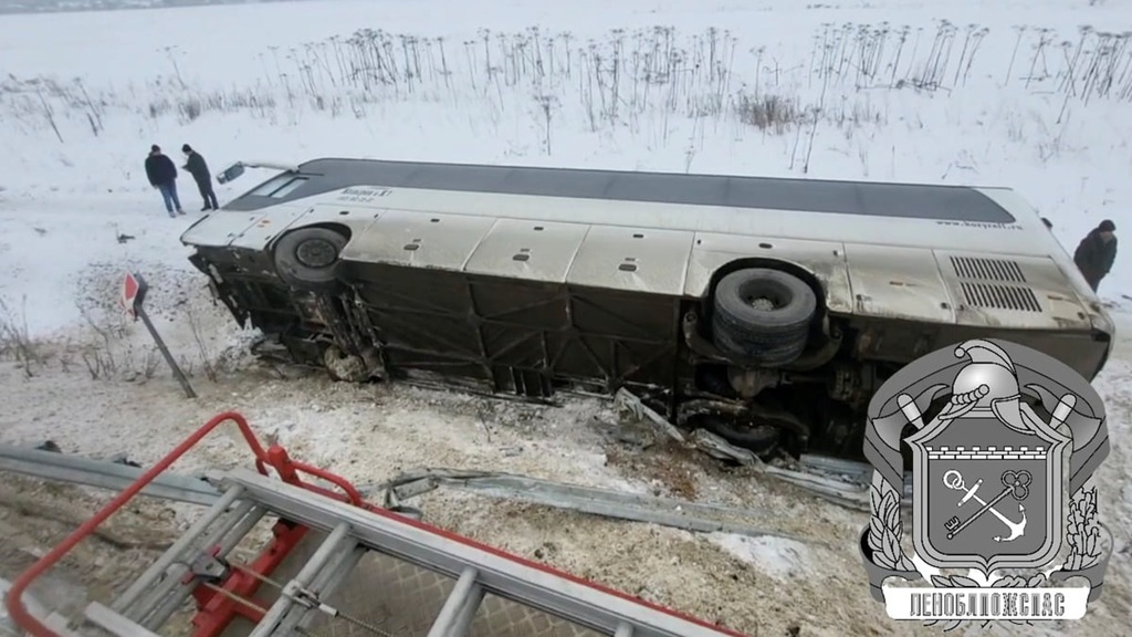 В Ленобласти автобус опрокинулся на повороте к порту Усть-Луга