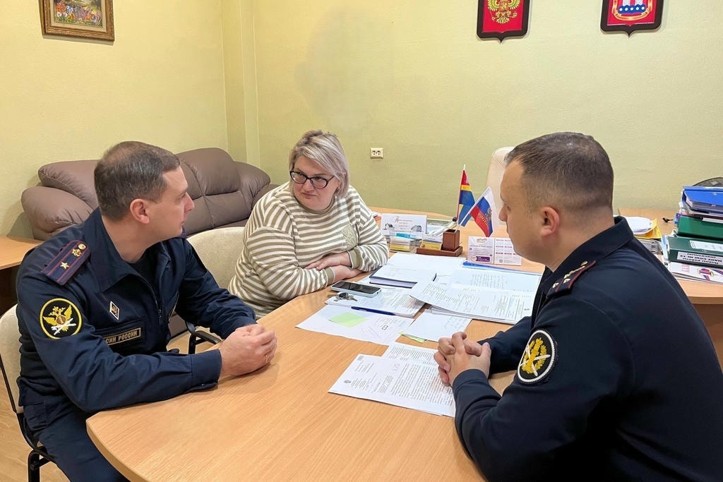 Колония №8 предлагает калининградским школам мебель и урны со своего производства Колония №8 предлагает калининградским школам мебель и урны со своего производства