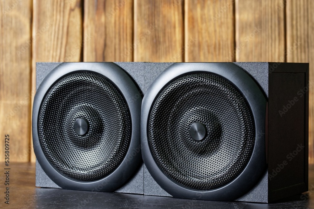 Россияне в новогодние праздники слушали вирусные треки, классику и гимн