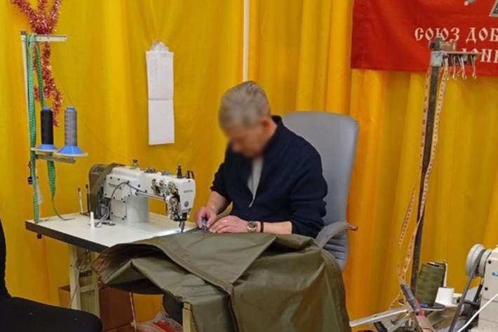 Осуждённые и сотрудники исправительного центра в Калининграде шьют бельё и вяжут носки для участников СВО