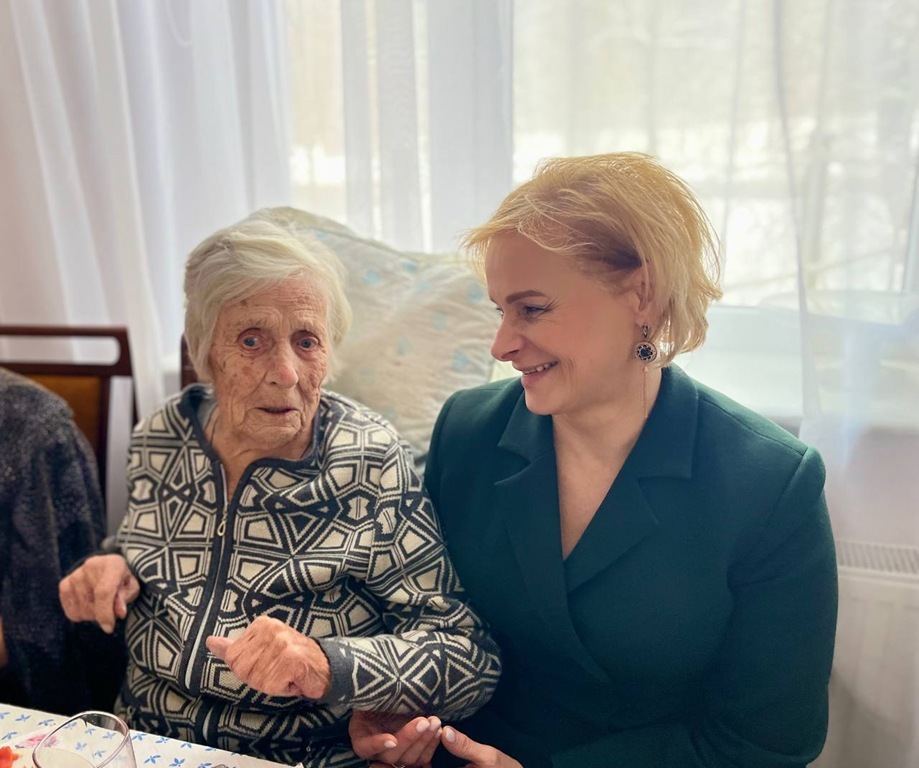 В Калининграде со 101-летием поздравили труженицу тыла, которая поёт в хоре и помогает бойцам