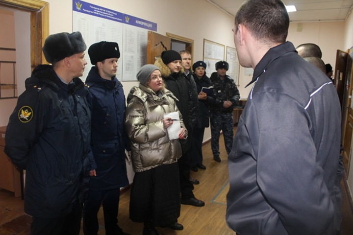 Правозащитники и прокуроры проверили колонию в Славяновке и передали кресло-коляску Правозащитники и прокуроры проверили колонию в Славяновке и передали кресло-коляску