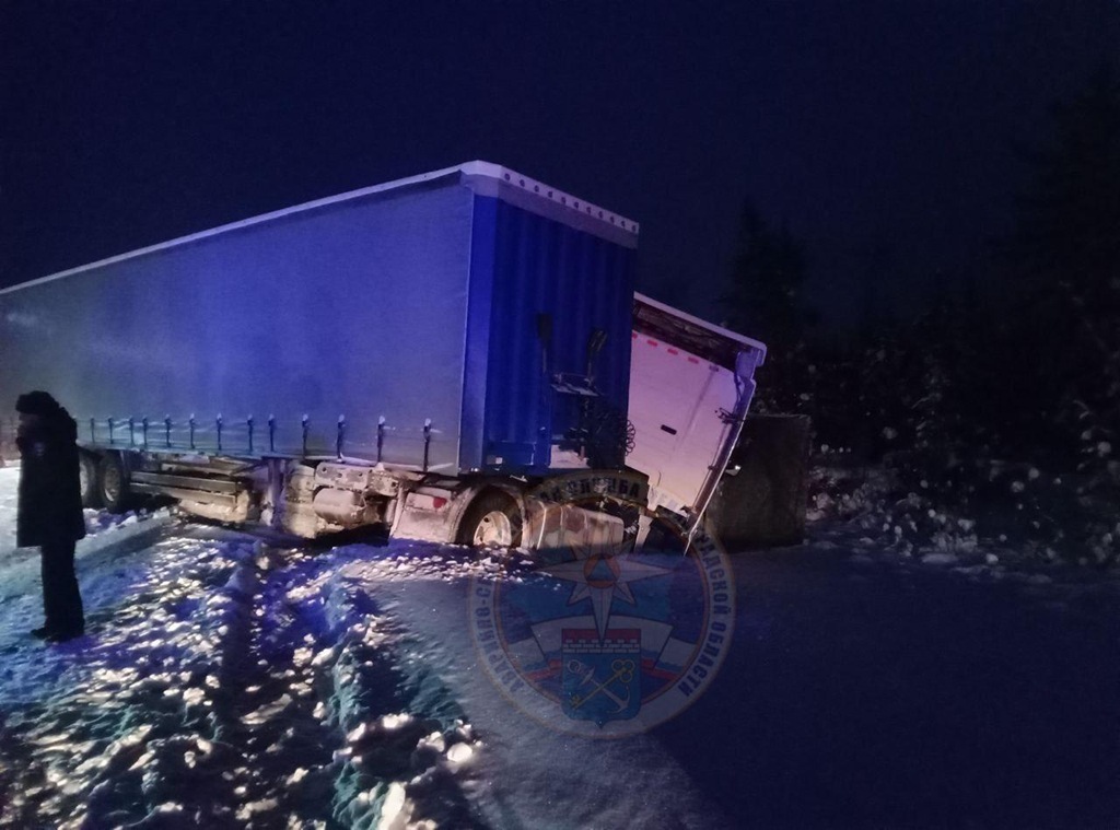 Двойное ДТП на &laquo;Коле&raquo;: легковушка влетела в грузовик, тот &mdash; во встречный, погиб водитель