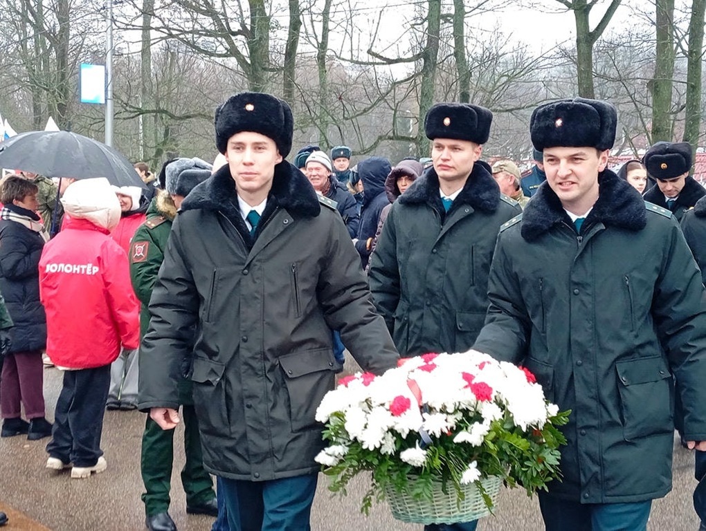 Таможенники Калининграда возложили цветы к мемориалу 1200 гвардейцев в День защитника Отечества Таможенники Калининграда возложили цветы к мемориалу 1200 гвардейцев в День защитника Отечества