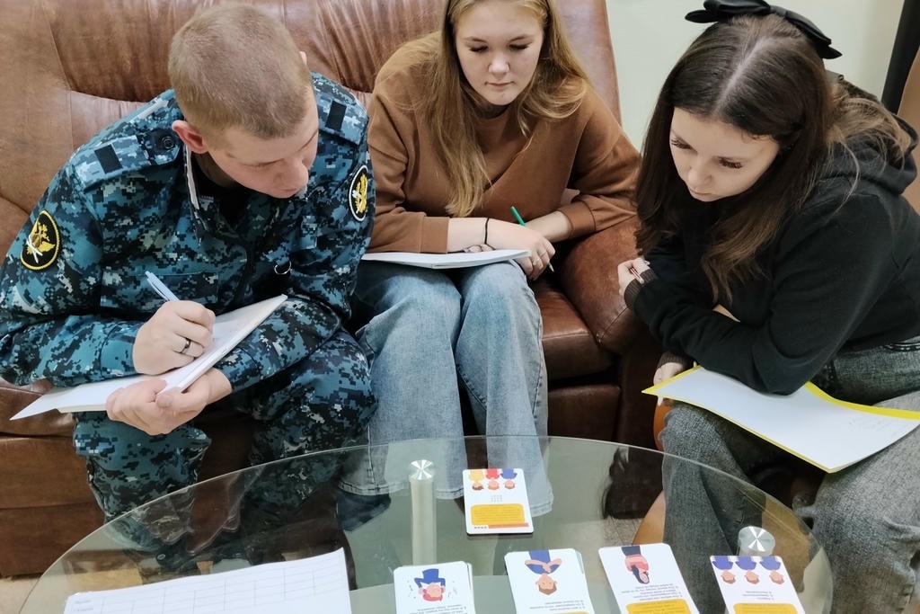 Психологи Отдела охраны КПБСТИН провели занятие с молодыми сотрудниками учреждения