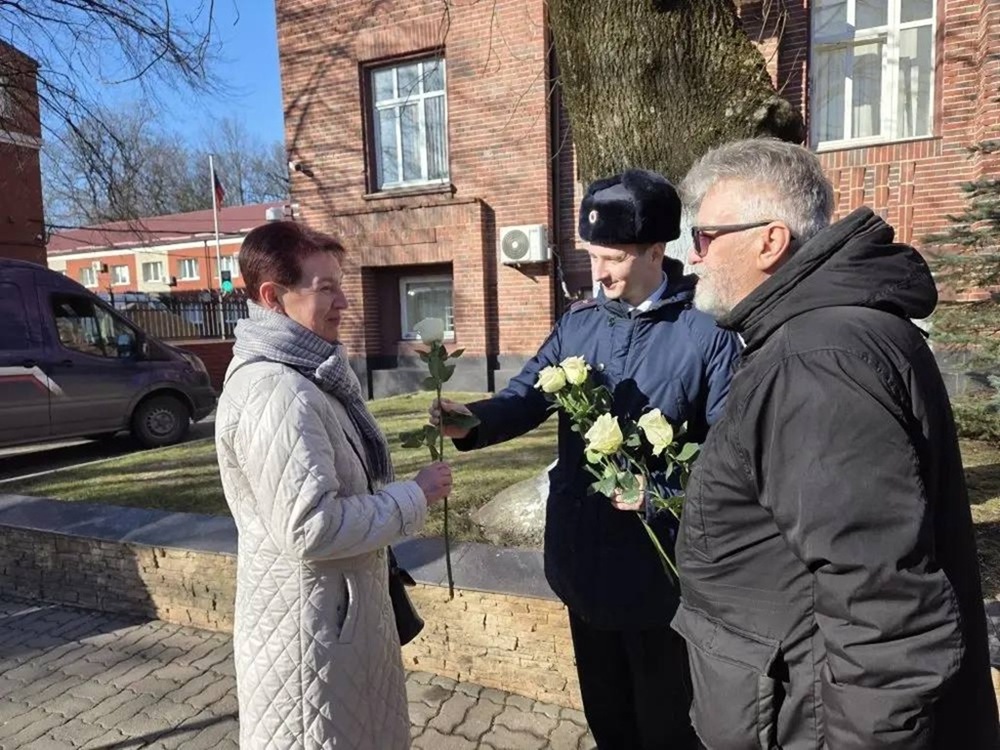 В Калининграде полицейские и общественники поздравили женщин с 8 Марта цветами и тёплыми словами