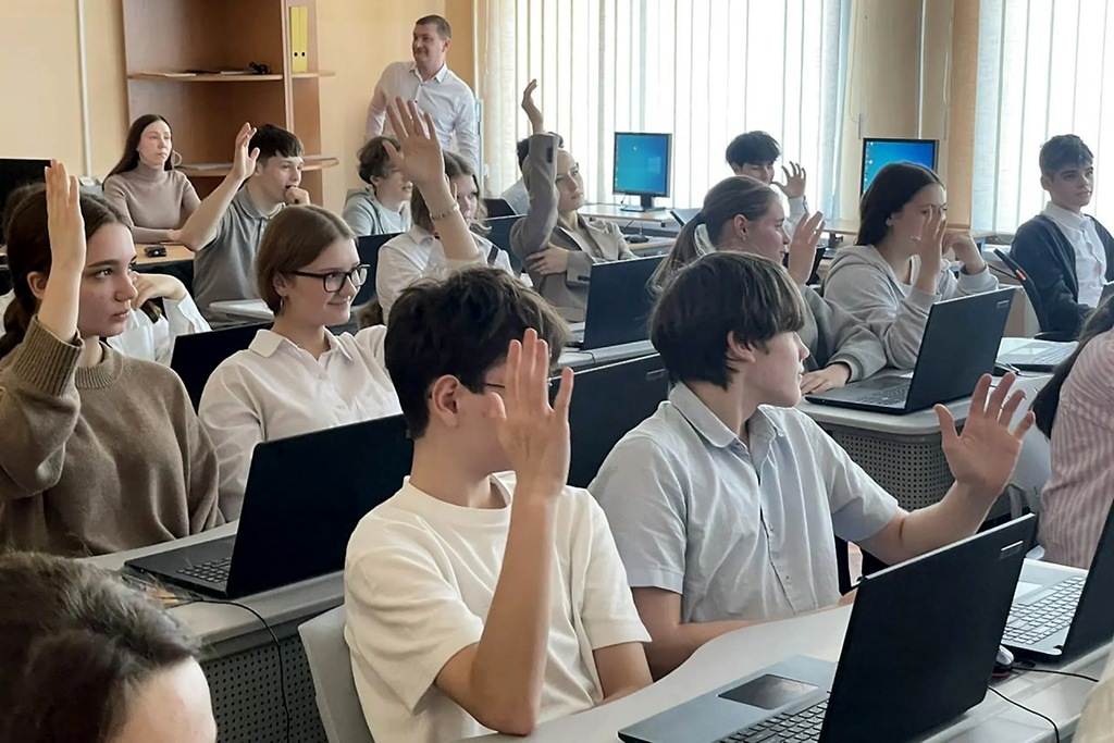 Гурьевские школьники на &laquo;Уроке цифры&raquo; узнали, как алгоритмы предугадывают их желания