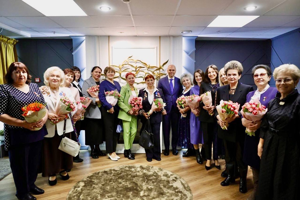 Беспрозванных поздравил с 8 Марта героинь труда и многодетных матерей: &laquo;Восхищаюсь, как вы совмещаете работу и семью&raquo;