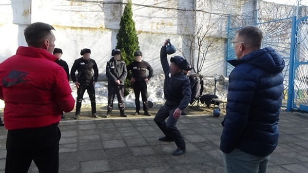 В калининградской колонии №9 осуждённые выявили сильнейших гиревиков