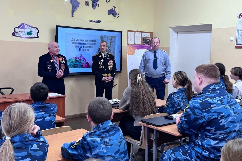 В Свободненской школе кадеты встретились с ветеранами: песни под гитару и уроки мужества
