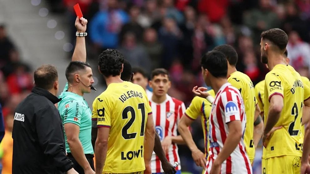 «Схватил за пах, но не хотел»: защитник «Хетафе» получил красную за непристойный жест в матче с «Атлетико» «Схватил за пах, но не хотел»: защитник «Хетафе» получил красную за непристойный жест в матче с «Атлетико»