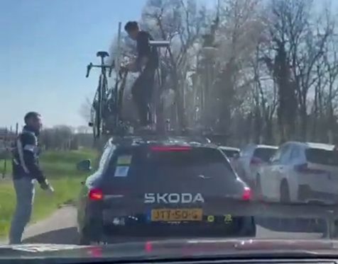 Нападение на техничку Visma | Lease a Bike: Пьяные фанаты пытались «раздеть» машину на ходу Нападение на техничку Visma | Lease a Bike: Пьяные фанаты пытались «раздеть» машину на ходу